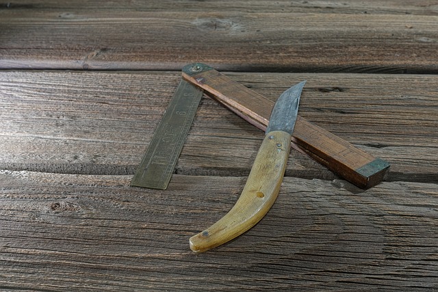 nůž a skládací metr