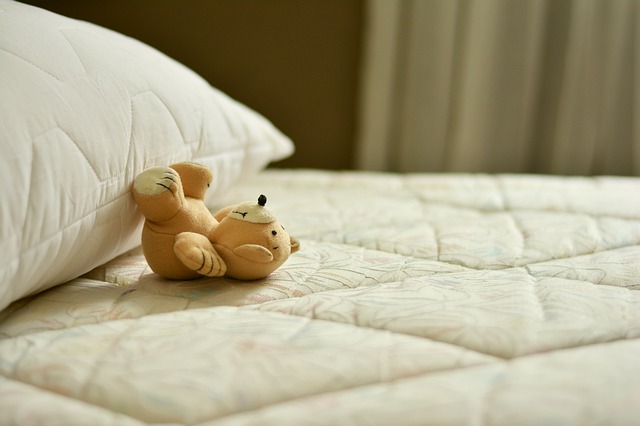 matrace s polštářem a medvídkem