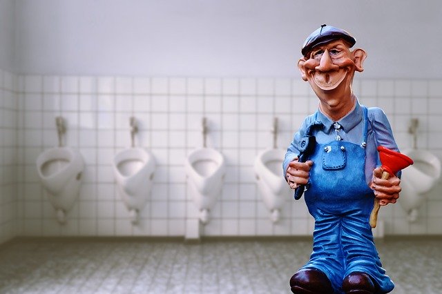 figurka instalatéra na záchodech